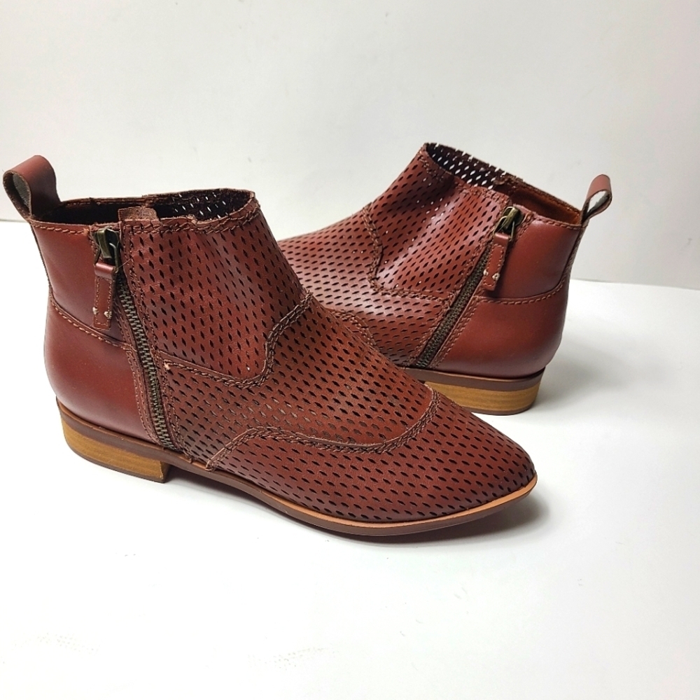 NEW KELSI DAGGER alaska perforated ankle booties